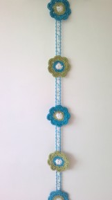 H003 Bloemenhanger blauw en groen gebloemd lint met grote bloemen