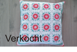 K001 Kleurig kussen Granny square Hondsroos 