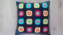 K008 Donkerblauw kussen met Granny square bloem 