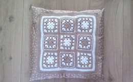 K012 Klassiek kussen Granny square beige